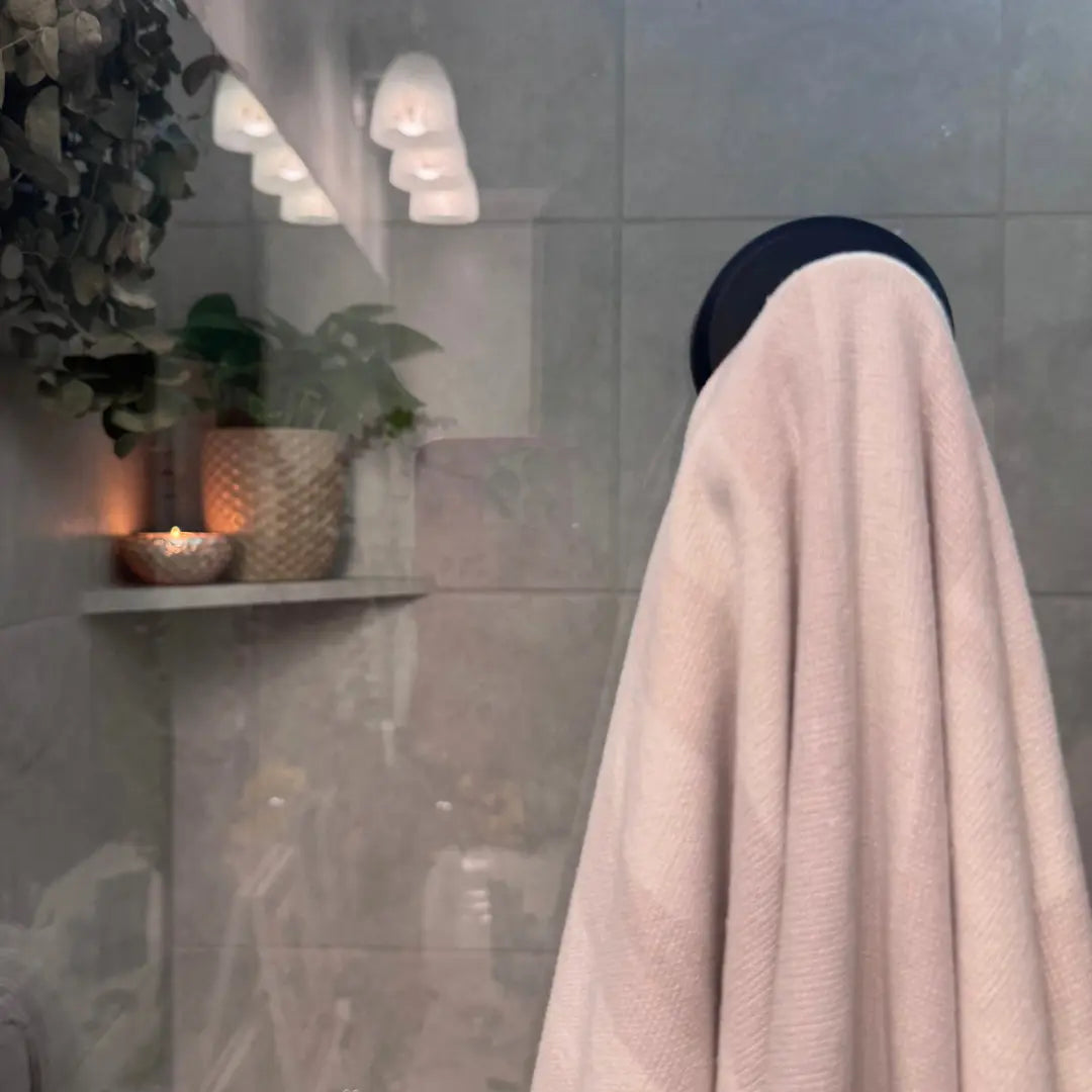 Suction Cup Hooks with Locking Suction Base and Tool-Free Setup, 15 lb Capacity Set of 4 Veldora